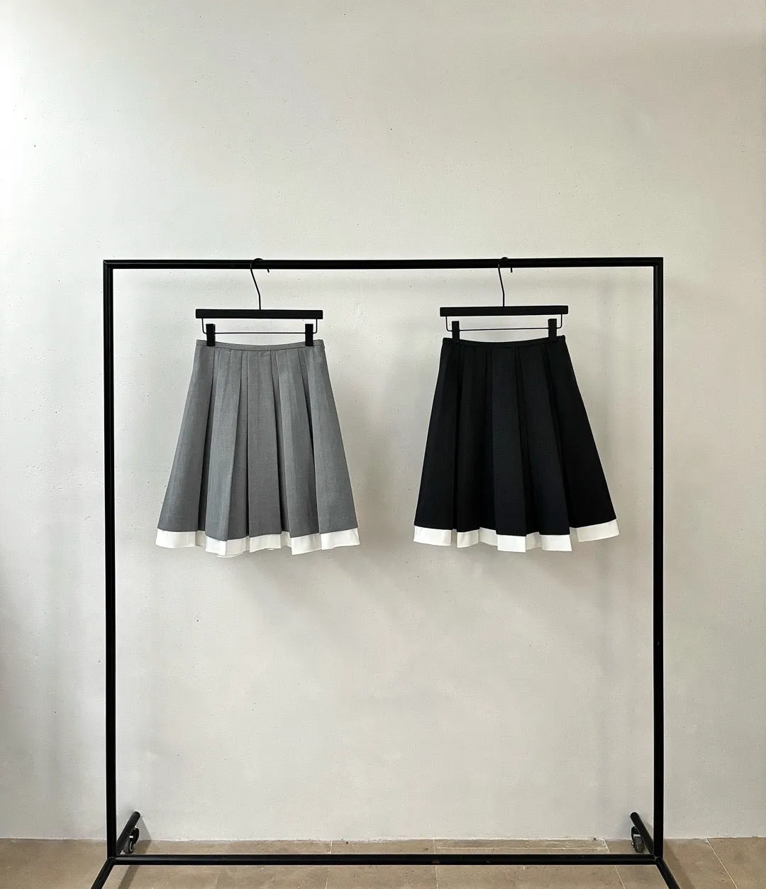 Contrast Pleated Skirt