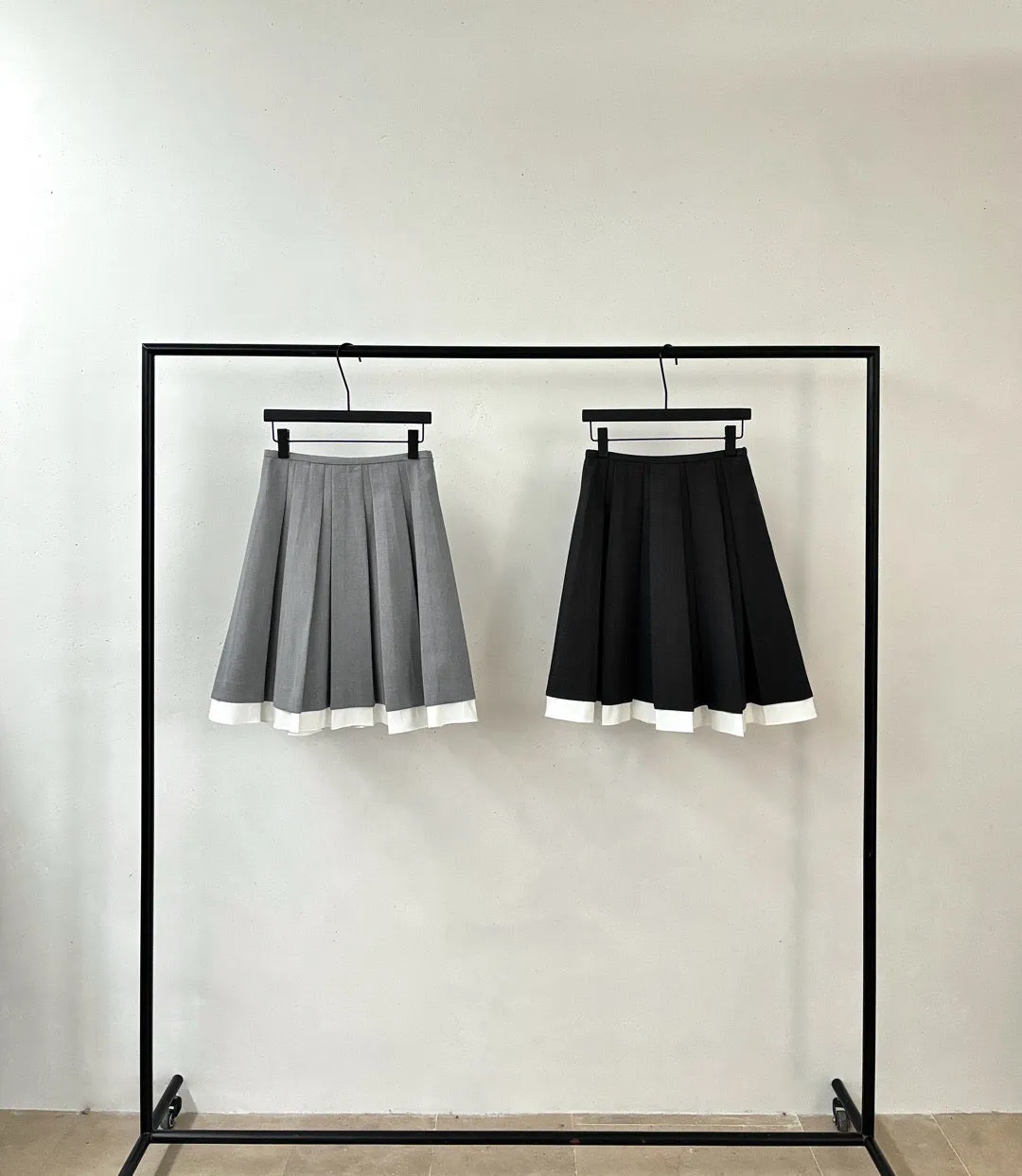 Contrast Pleated Skirt